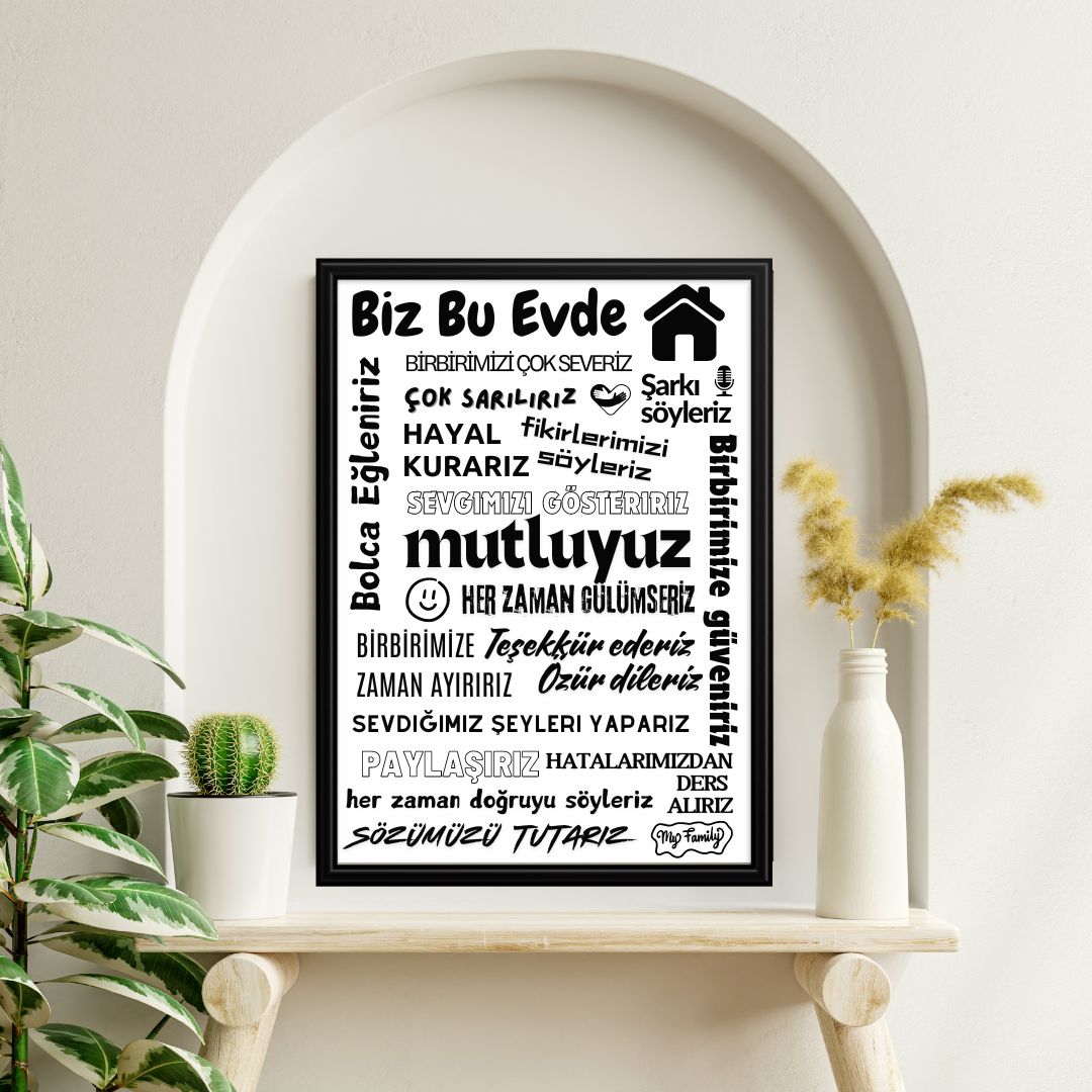 Bu Evde Her Zaman Gülümseriz Yazısı (Siyah Çerçeve Görünümlü) Beyaz Zemin Siyah Yazılı 40x55 PVC 1mm  